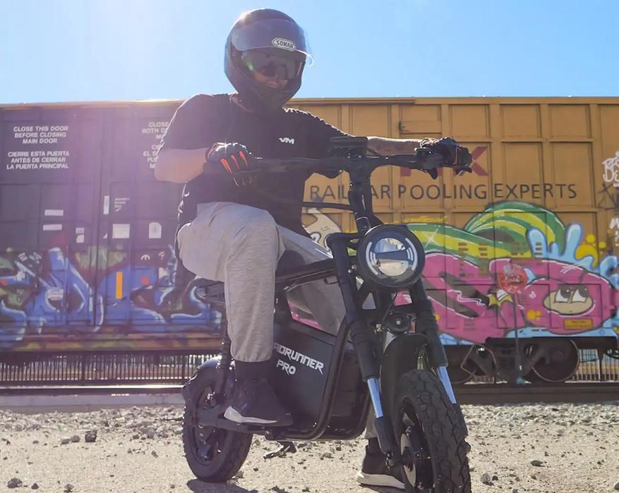 И бензин не нужен! Представлен 2кВт электроскутер RoadRunner Pro с аккумулятором на 80км