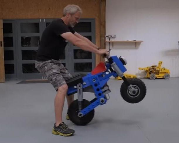 Энтузиаст LEGO создал функциональный электрический мотоцикл с настраиваемым управлением